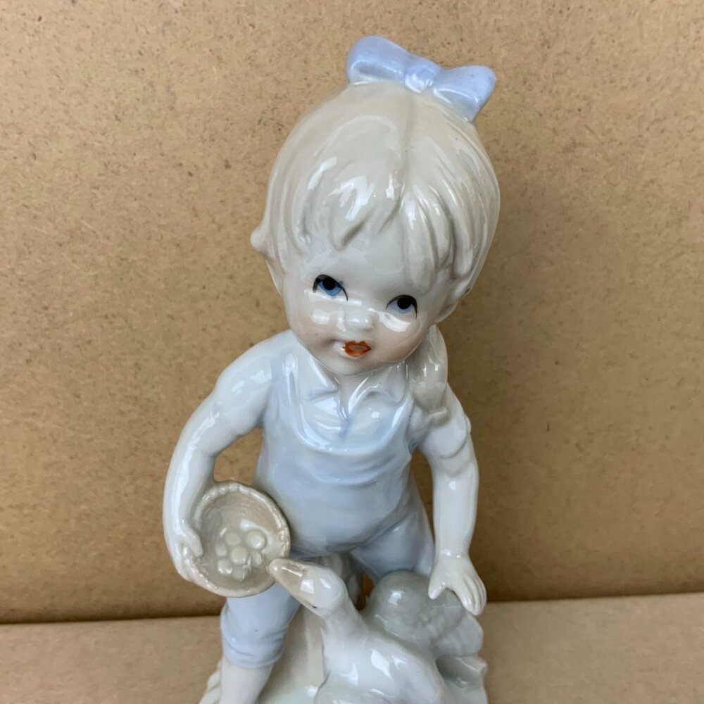 Vintage 1970s - 80s Porcelain Figurine "Girl with Goose" Royal Crown Japan - Picture 13 of 16